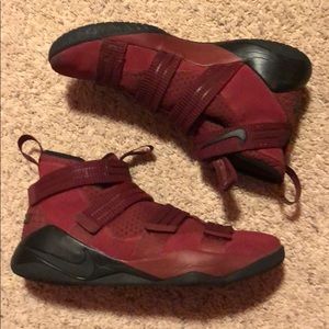 nike lebron soldier 11 burgundy